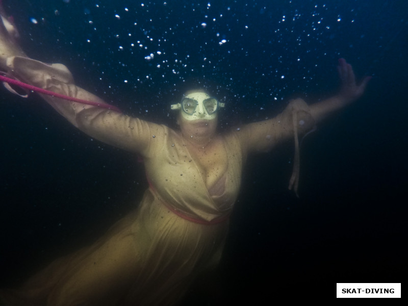 Новикова Оксана, только глядя на фото, стало понятно, что она еще и позировала под водой, а не просто окунулась абы как