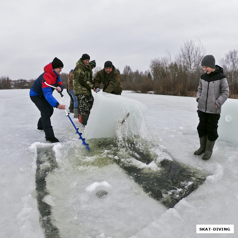 Процесс изъятия ледяных блоков требует слаженной работы группы участников