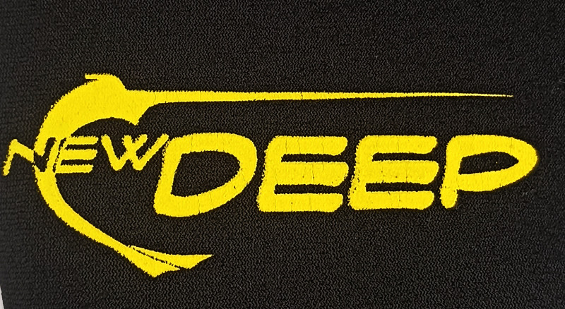 На перчатки нанесен логотип производителя «NEW DEEP»