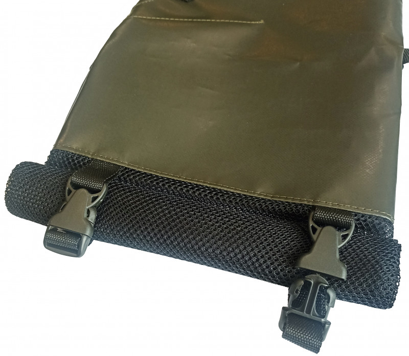 Сетчатый подворачиваемый край фиксируемый двумя пластиковыми застежками, может как уменьшать, так и увеличивать объем сумки