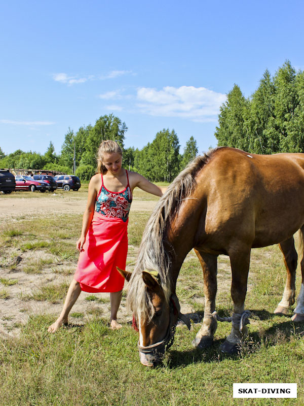 Романова Софья, пообщалась с лошадкой, ей ведь по рождению предписано "коня на ходу останавливать", баба-то русская!
