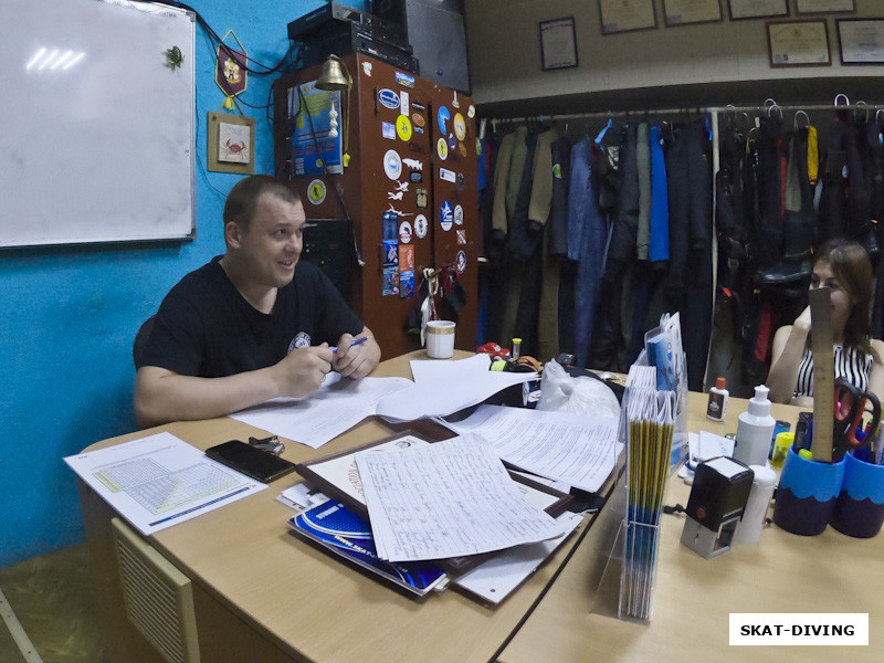 Быченков Дмитрий, затем наступает время "разбора полетов", когда инструктор проверяя работы разбирает допущенные ошибки