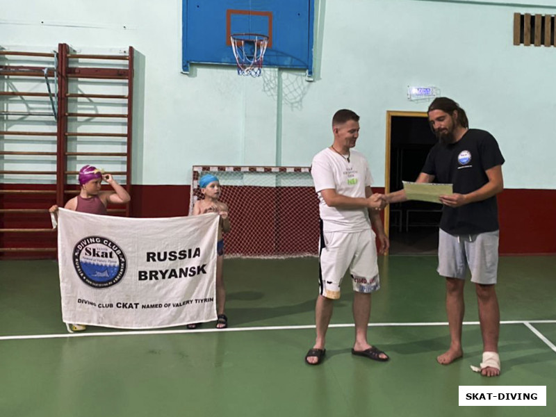 Камышев Дмитрий, Романов Артем, вручение сертификата "Open Water Nitrox Diver IANTD"