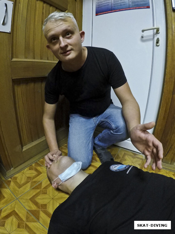 Соловьев Александр, Быченков Дмитрий, работа с дыхательными путями живого человека