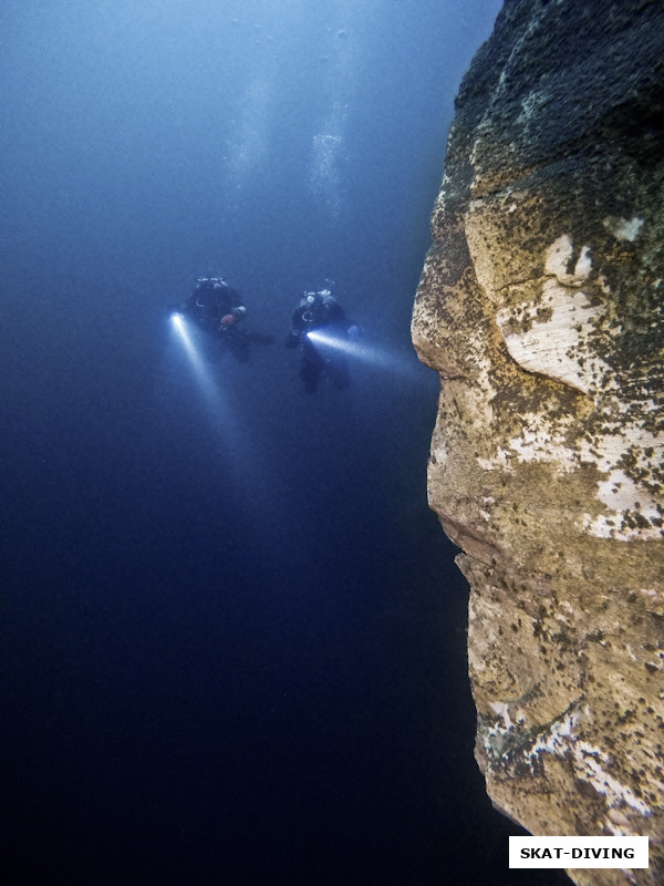 "Поднимите мне веки" говорит огромный каменный тотем на глубине 30 метров, еле шевеля своими узкими губами. Костюмы медленно наполняются чем-то теплым и липким