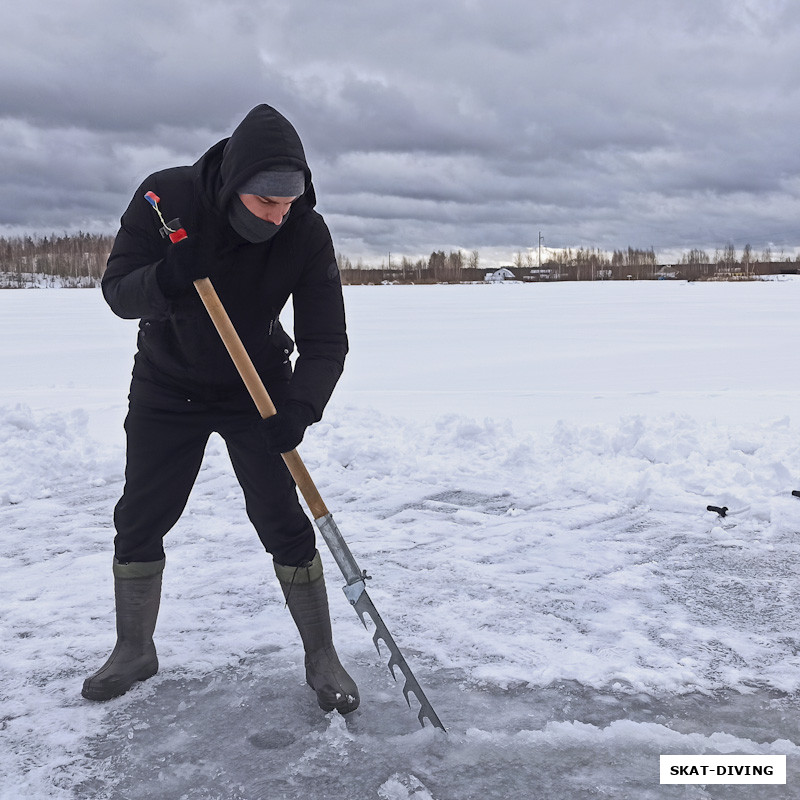 Палехин Владислав, полпинский ассасин помогает сделать майну во льду