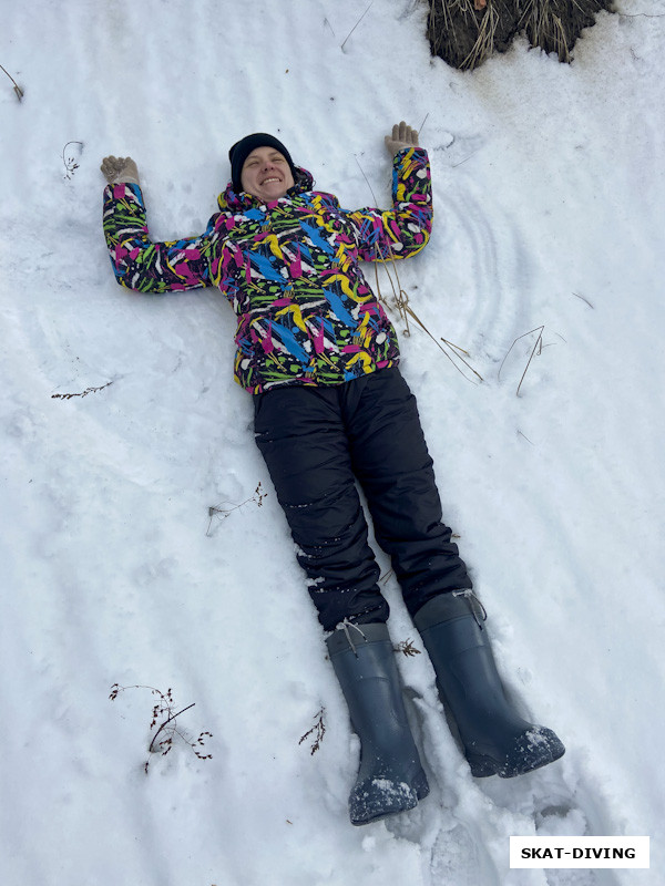 Филиппова Людмила, как только ей становится жарко, сразу плюхается в снег