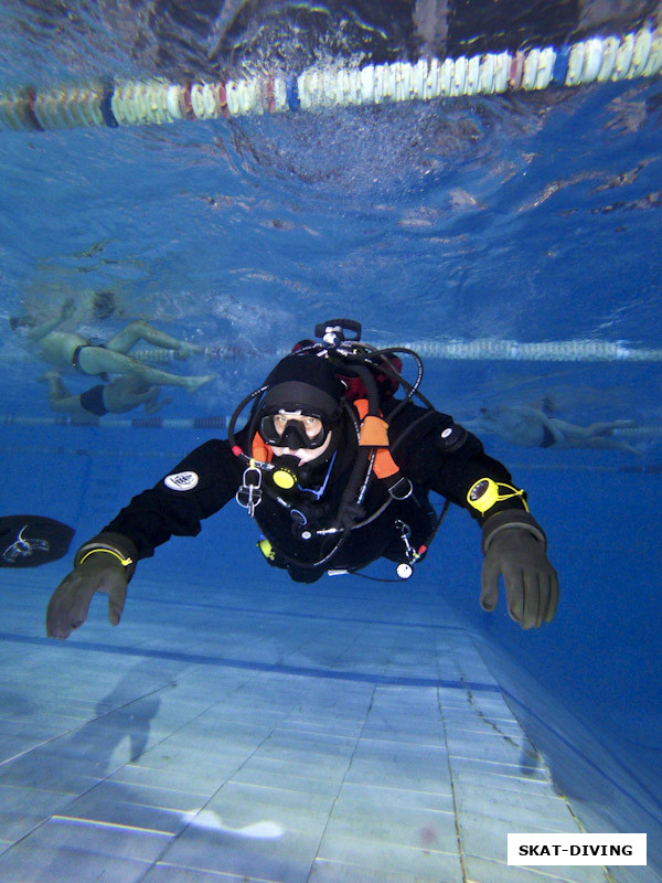 Филиппов Родион, плавание в сухом костюме на сверхмалых глубинах - тоже навык!