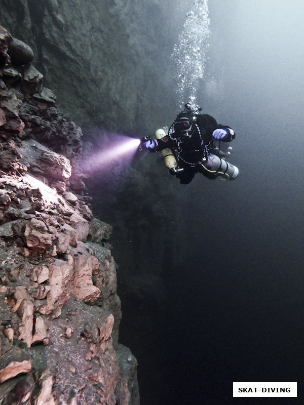 Сканцева Павлина, на глубине искусственный свет дает возможность увидеть реальные цвета объектов