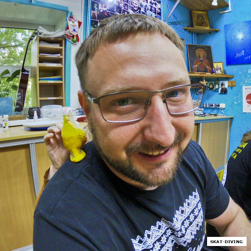 Волуев Олег, для удачи ходит на экзамен с желтым петухом, он шепчет ему на ухо "КУ-КА-РЕ-КУ"