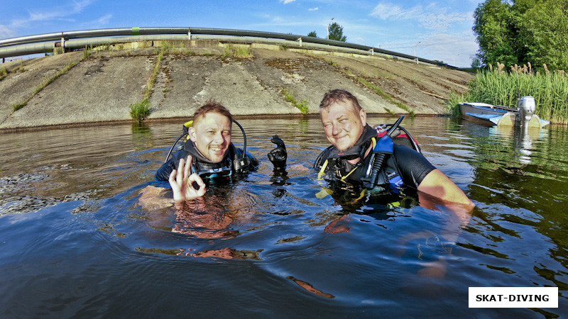 Мажугин Евгений, Шукста Игорь, и фотограф в одежде по шею в воде