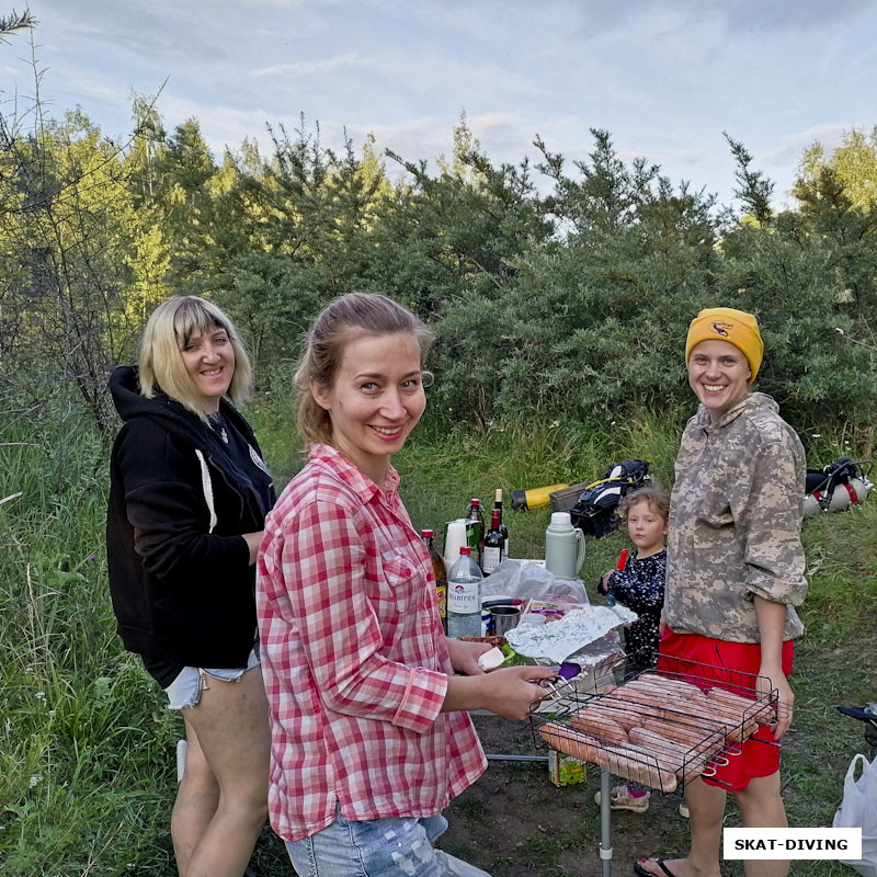 Быченкова Ирина, Тюрина Анастасия, Филиппова Людмила, когда в лагере столько хозяек, за стол можно не волноваться