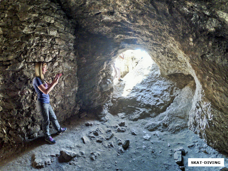 Тюрина Анастасия, можно подняться и зайти в руины, правда, пещеры закрыли после какого-то несчастного случая