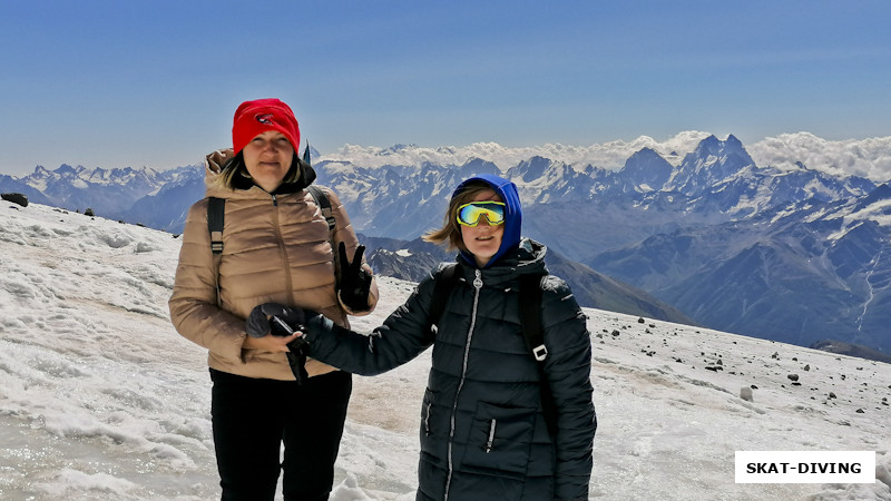 Быченкова Ирина, Быченкова Юлия, побывали у начала скал Пастухова альпинисткой тропы на вершину Эльбруса