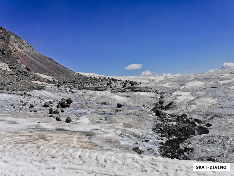 Местами ледники отступили, обнажив вулканические породы Эльбруса