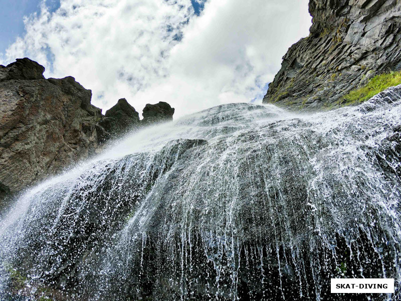 В вот и сам красавец водопад "Девичьи Косы", особенно хорош в августе, когда ледники тают наиболее активно