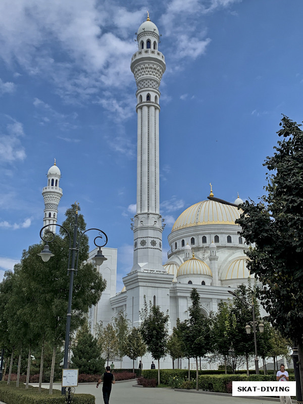 С башен мечети ведется вещание Корана, как призыв верующих к молитве, у нас это реализовано посредством звона колоколов