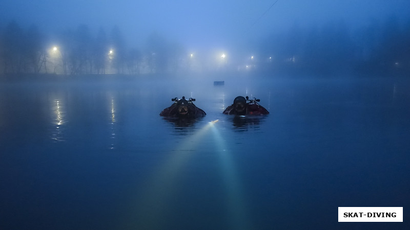 Погосян Артем, Романов Артем, два Артема перед ночным погружением в парящем озере