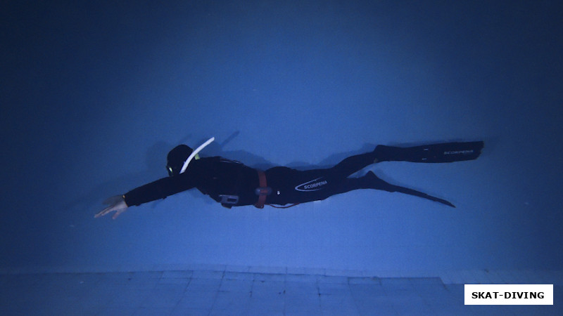 Кочанов Александр, правильное положение тела при движении вперед под водой, если вы грамотно подобрали груз для нужной глубины или глубину для взятого груза