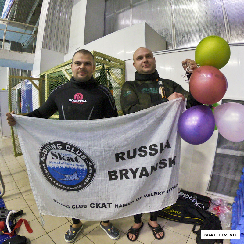 Кочанов Александр, Изотко Артем, с клубным флагом на бортике бассейна