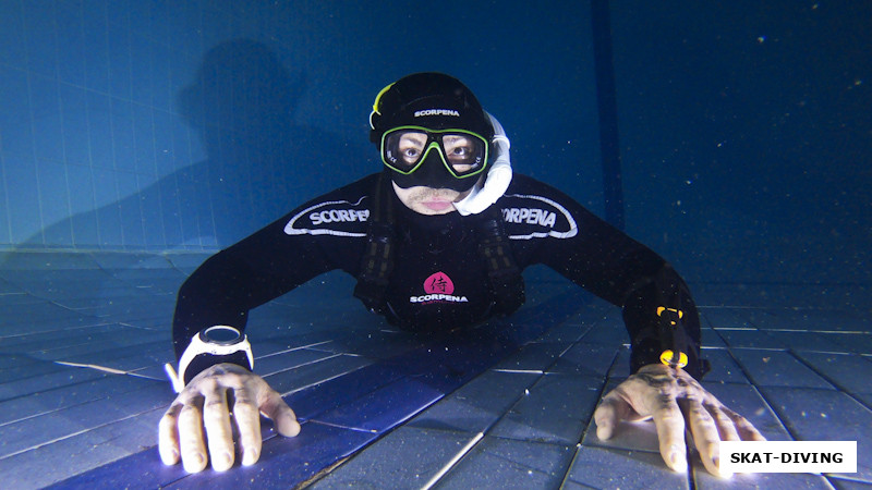 Кочанов Александр, статическая задержка дыхания выполняется на глубине 4.5 метра, на дне бассейна под контролем инструктора