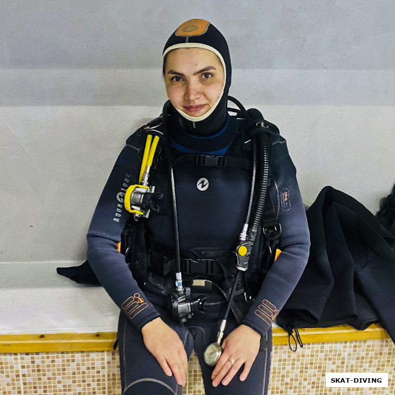 Лукавая Ольга, ждет команды от инструктора для похода к воде