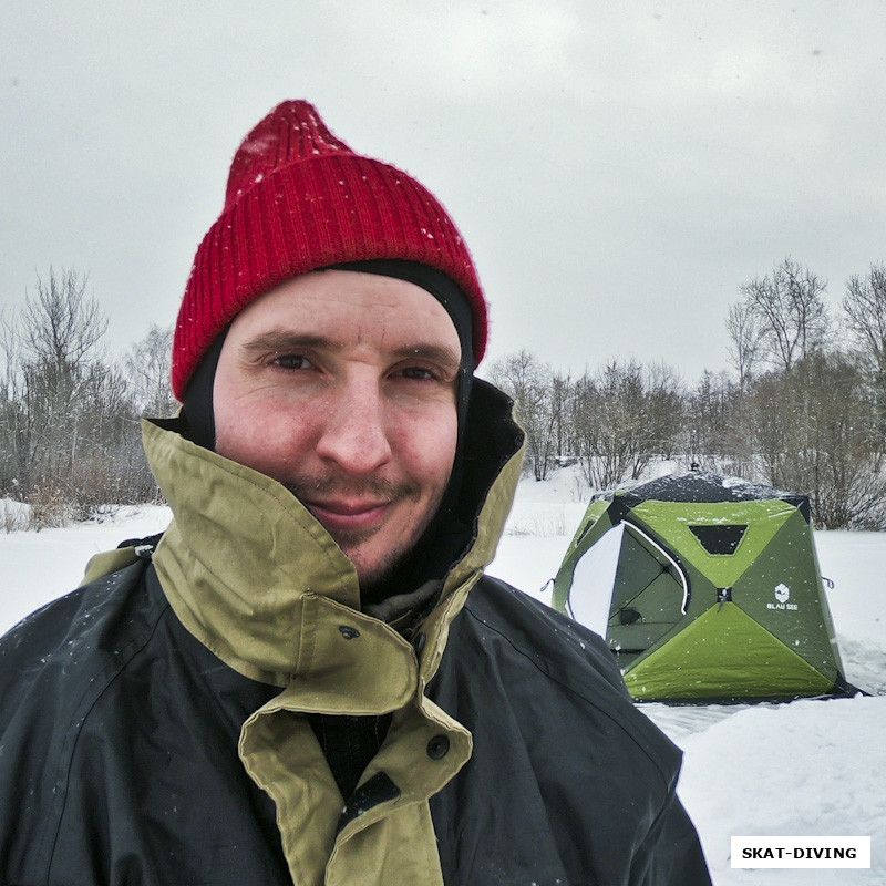 Федорук Дмитрий, пока все прячутся в теплую палатку, студенту курса "ICE DIVER" приходится учиться страховать