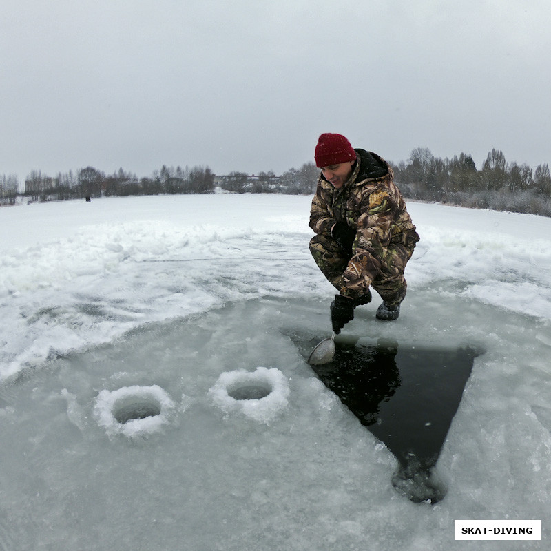 Погосян Артем, мы обнаружили странные следы на льду, Артем Юрьевич берет пробу воды для дальнейшего анализа