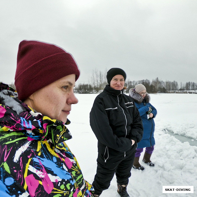 Филиппова Людмила, Матвеева Ольга, пока мужики стажируются со льдом, девушки стоят в сторонке и не мешают