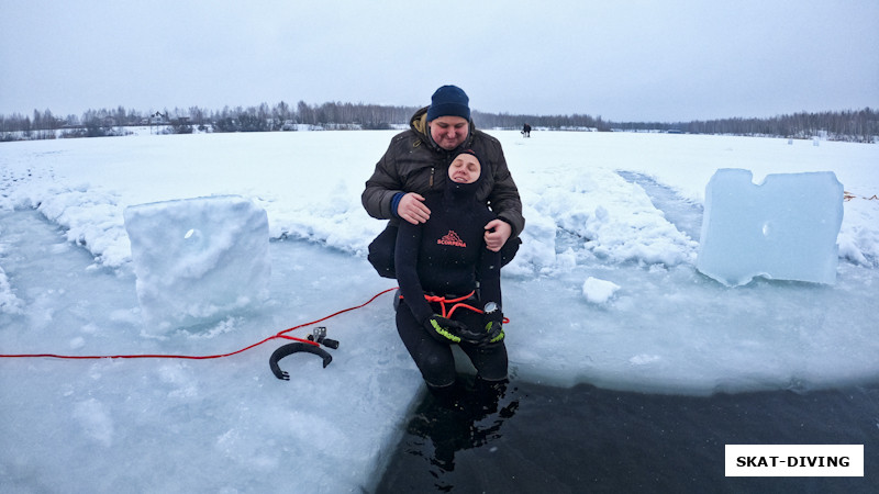 Филиппов Родион, Филиппова Людмила, нежный и ласковый муж провожает супругу в ледяную воду посередь зимы