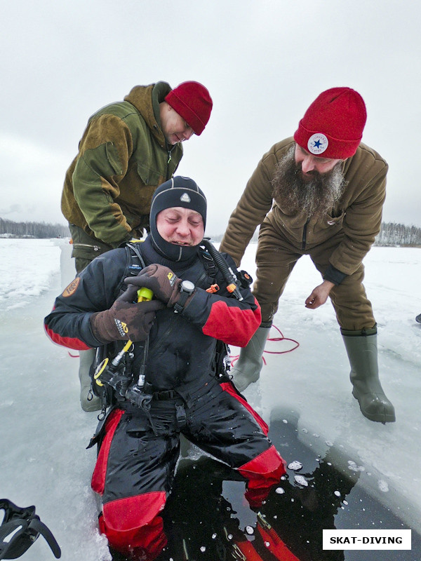 Леонов Дмитрий, Мармылев Александр, Зеленев Андрей, местные полпинские мужики отговаривают дайвера от ныряния в холодную воду