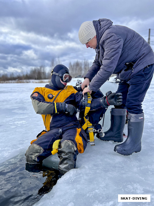 Леонов Дмитрий, Саманцов Константин, первая пара ныряльщиков собирается под воду