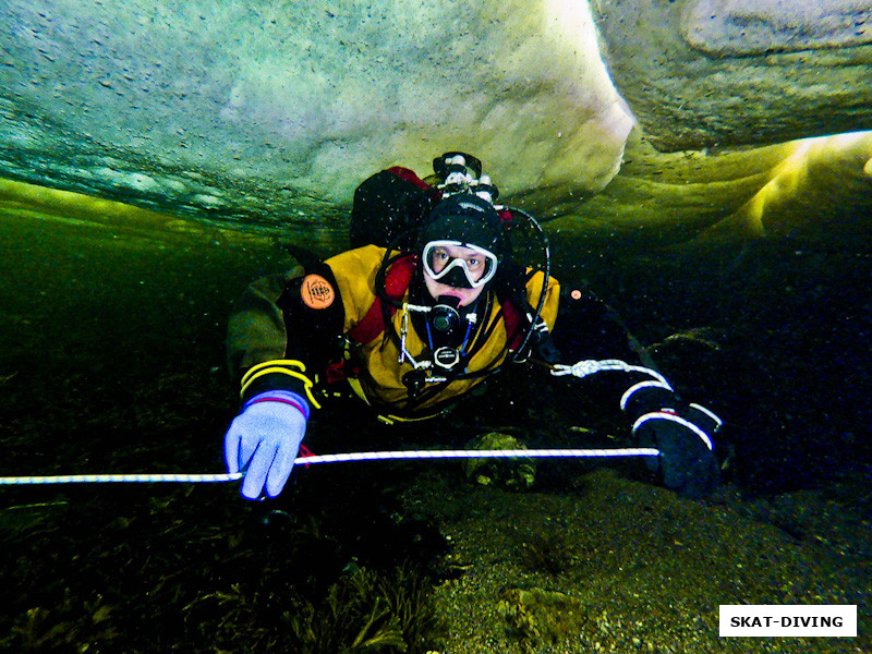 Леонов Дмитрий, во время отлива лед ложиться на камни и прибрежные пещеры пропадают