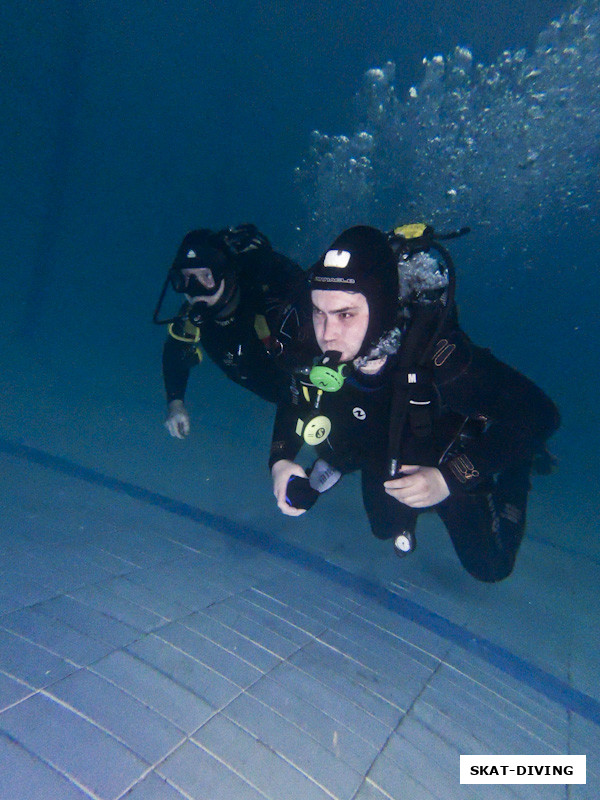 Азаркин Юрий, Кульбаков Максим, без маски можно видеть под водой достаточно хорошо, на самом деле