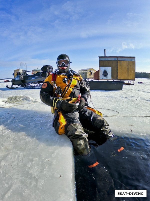 Леонов Дмитрий, готовится к своему первому спуску под лед Белого моря