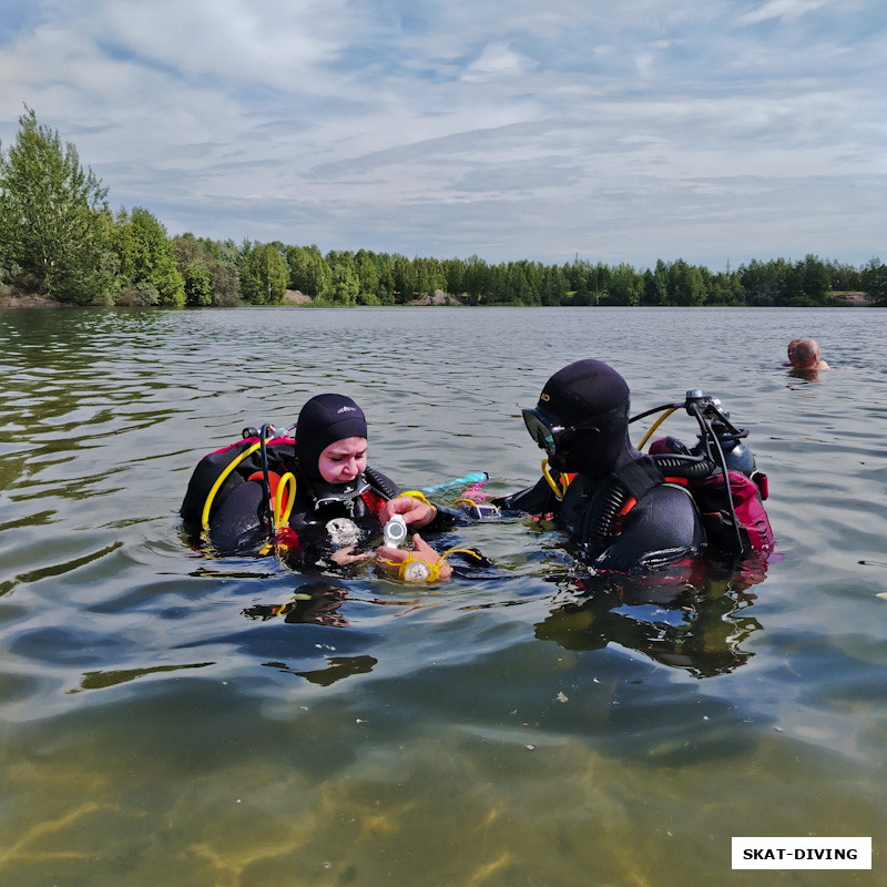 Невструева Александра, Романов Артем, у человека первая открытая вода в наших условиях, приходится немного помочь на старте