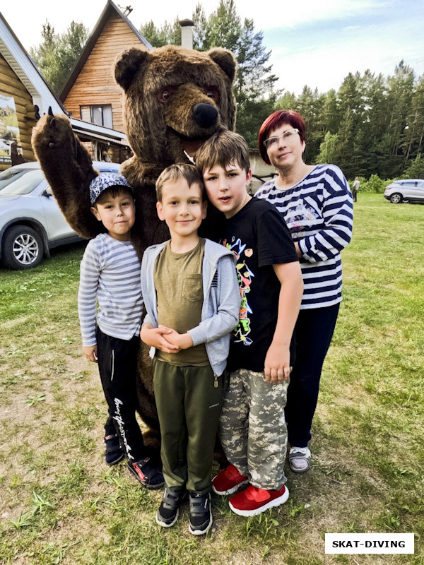 Леонов Иван, Вокрячко Михаил, Филиппов Константин, Вокрячко Светлана, теперь понятно, почему база отдыха называется "Медвежий Угол"