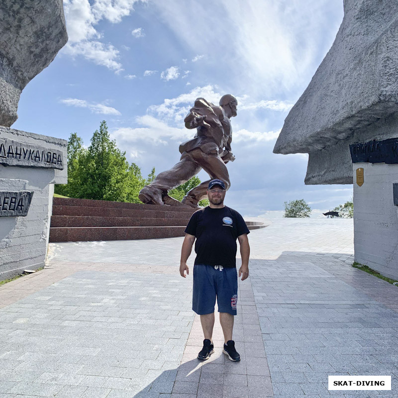 Врацкий Сергей, заскочили на монумент памяти воинам, неподалеку от озера Долгое