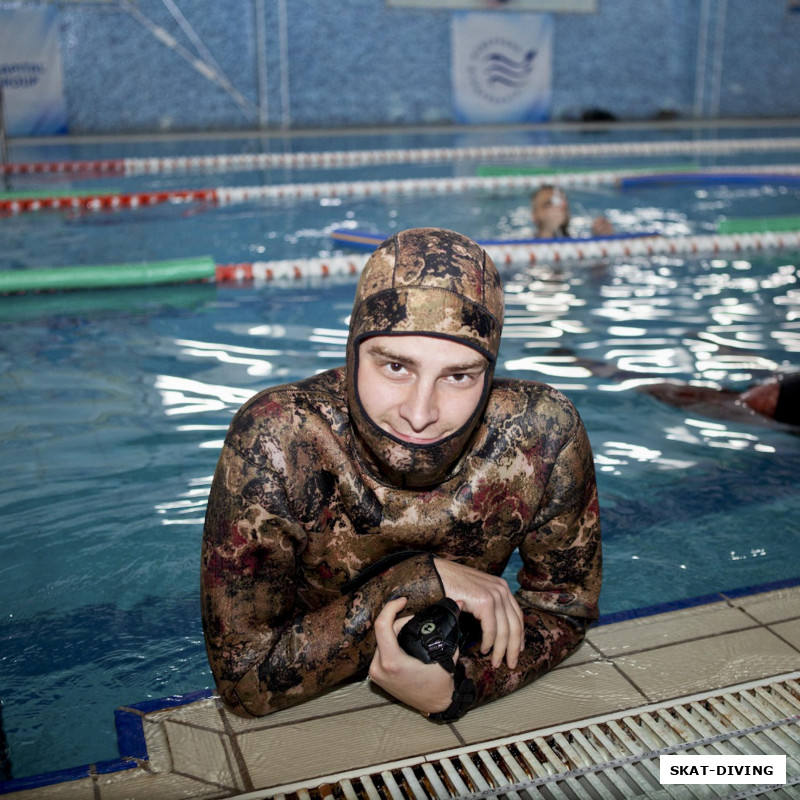 Палехин Владислав, сделал разминку на суше, а через час отправился в воду