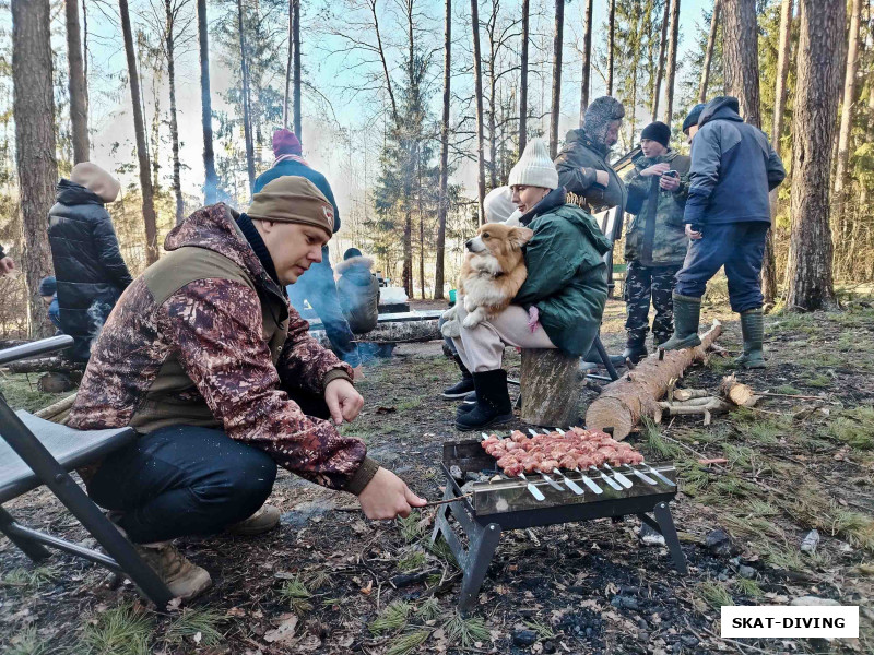 Леонов Дмитрий, опытный походный кулинар за мангалом