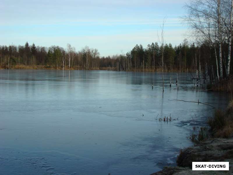 Голубое озеро во льду
