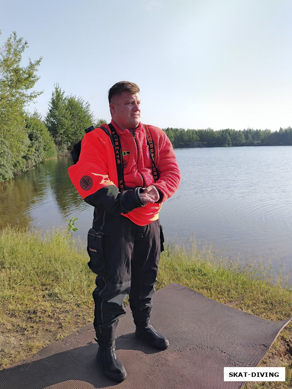 Касилов Евгений, перед своим первым путешествие на дно карьера в сухом костюме
