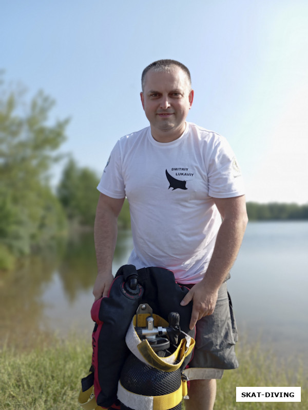 Лукавый Дмитрий, в красивой клубной футболке и сам становишься очень красивым