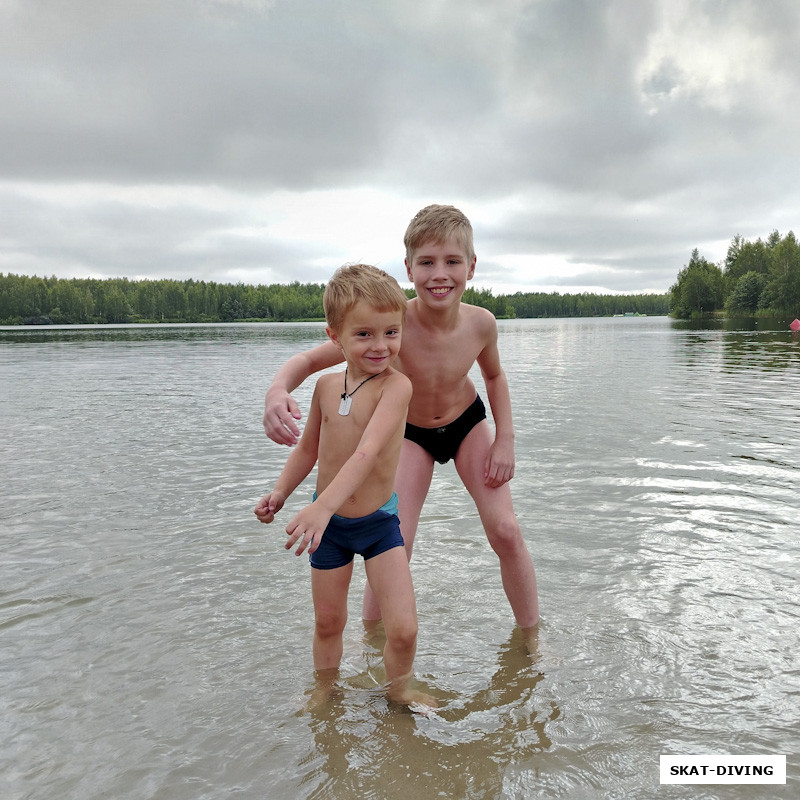 Романов Павел, Тюрин Даниил, водичка около 18 градусов, но детям это не помеха