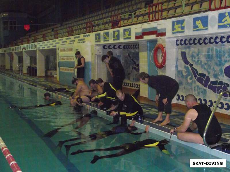 Тренировка задержки дыхания в бассейне