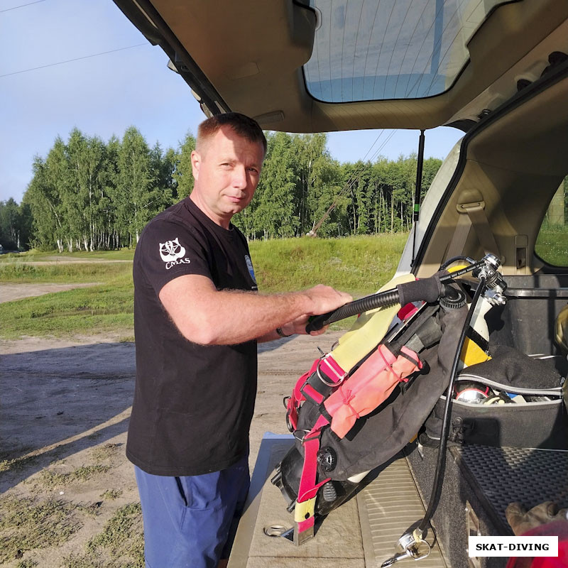 Азаркин Юрий, сначала отнырял, потом снаряжение собирает, странный