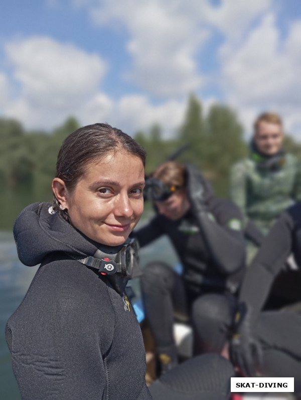 Карташова Елена, лодочнику бы за водой следить, а не фридайверов фоткать