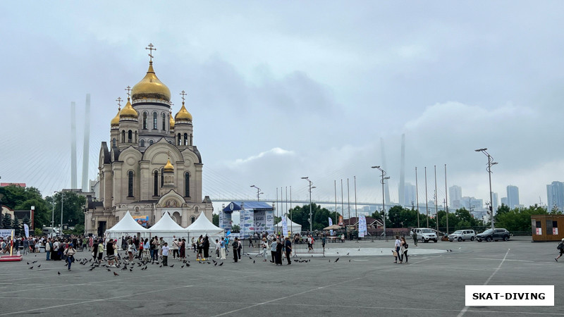 Наше посещение города совпало с празднованием Дня Рыбака, гуляние выдалось не шибко масштабное, но зато можно разглядеть один из мостов в облаках