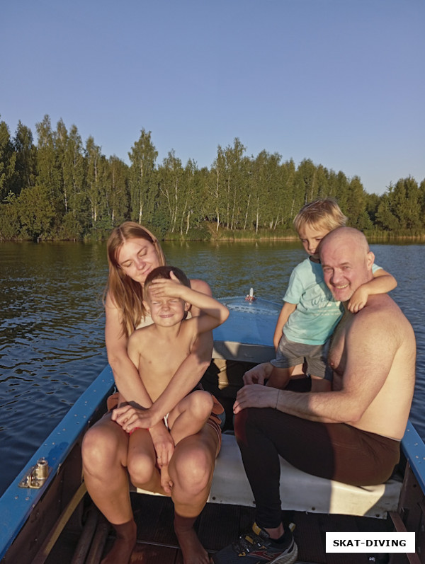Изотко Екатерина, Изотко Даниил, Романов Павел, Миронов Андрей, вечерняя прогулка