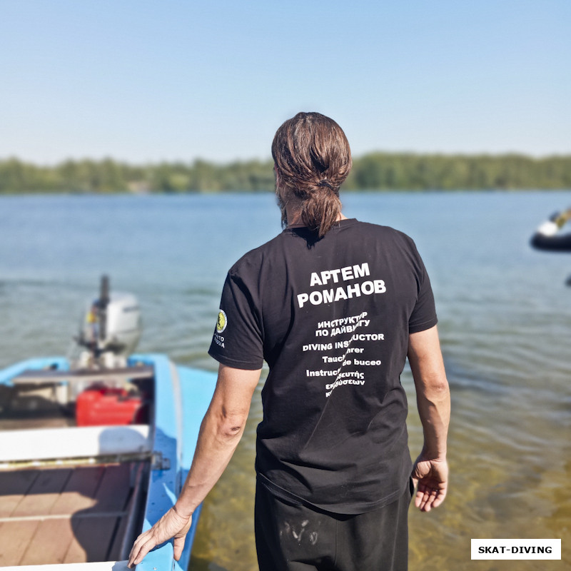 Романов Артем, да там же так и написано